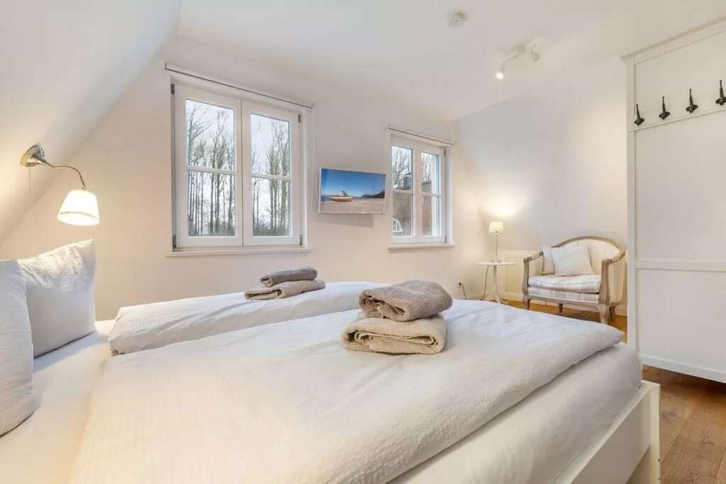 403883-Bedroom