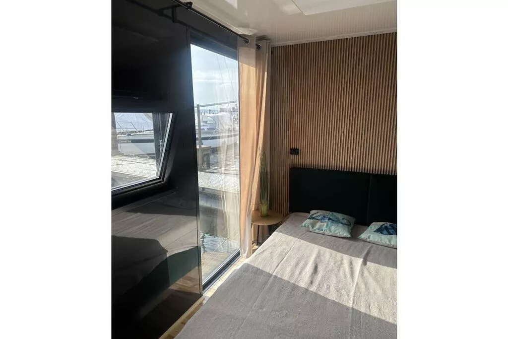 480497-Bedroom