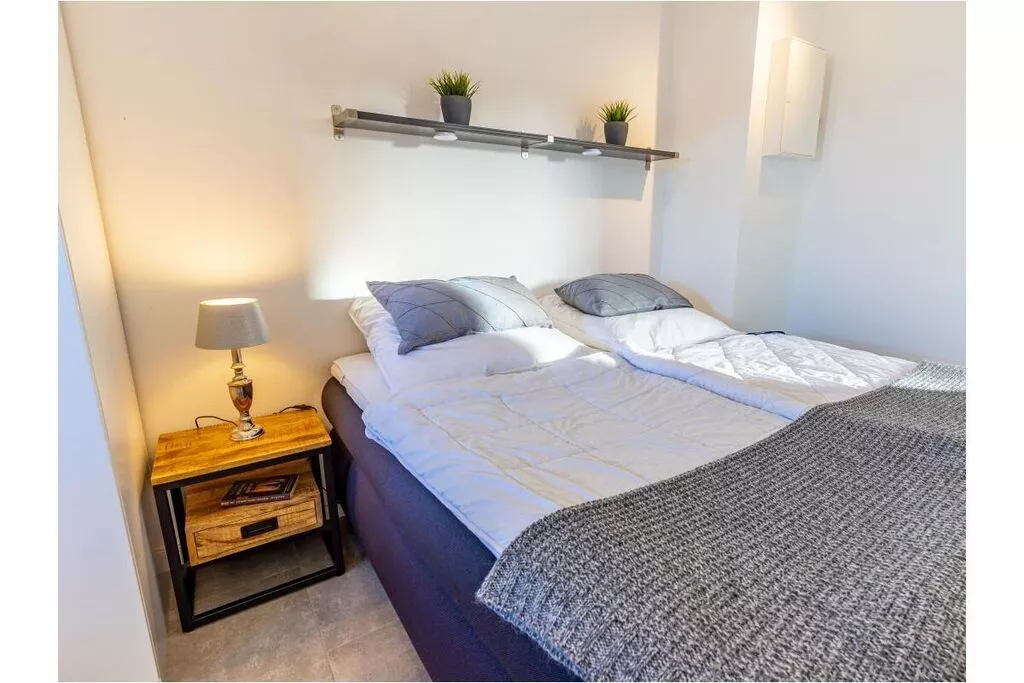 279028-Bedroom