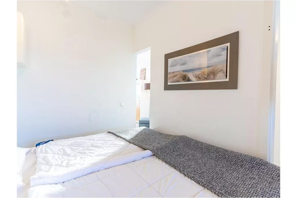 279028-Bedroom