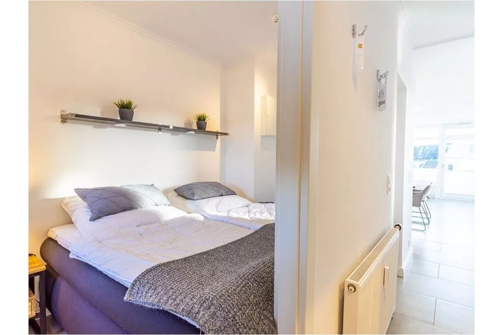 279028-Bedroom