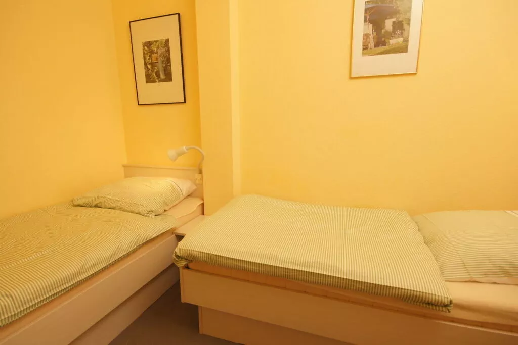 85225-Bedroom