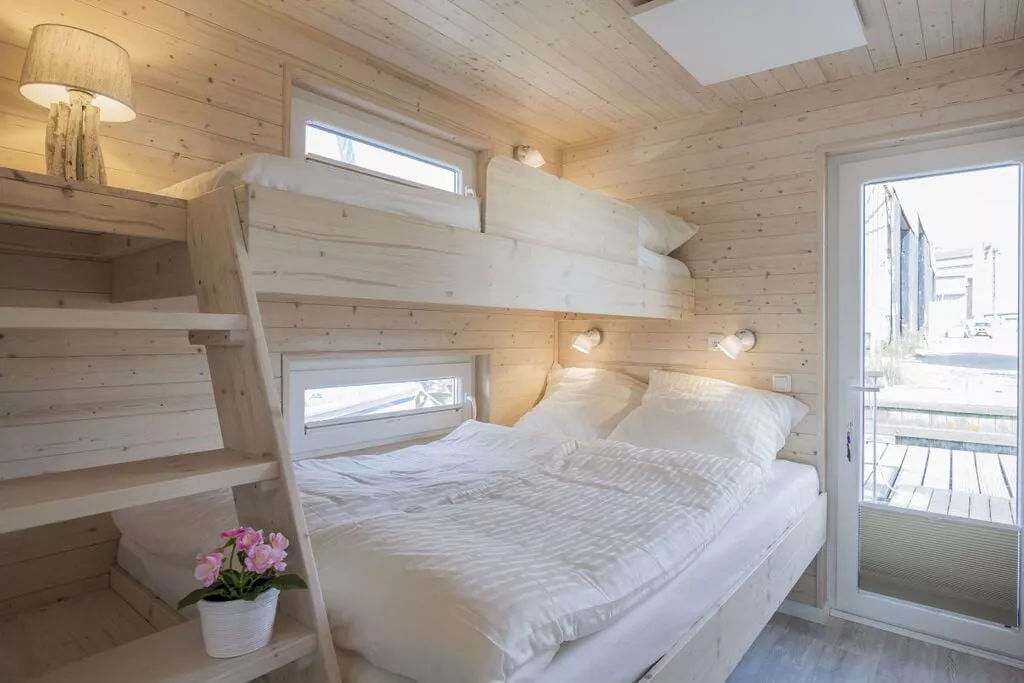 163127-Bedroom