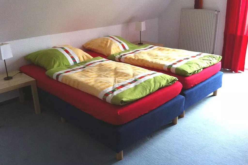 25002-Bedroom