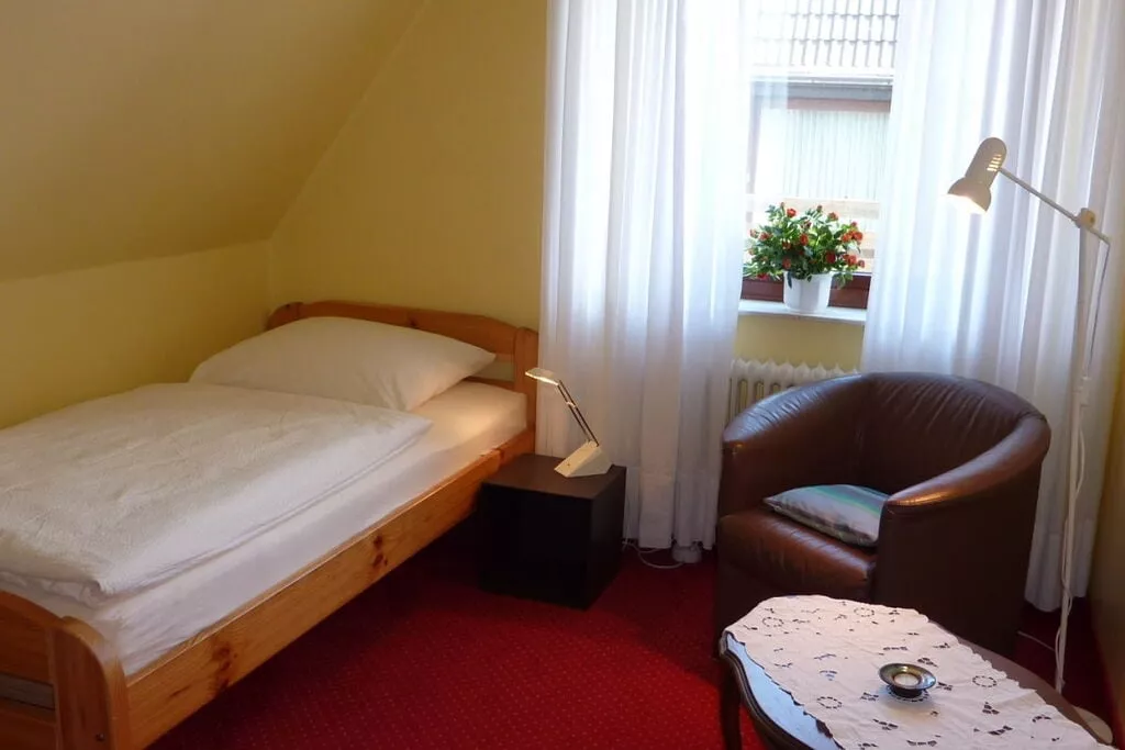 41327-Bedroom