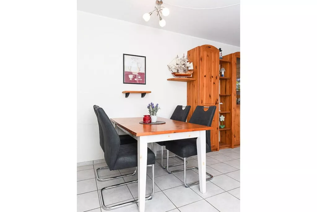 55576-Dining room