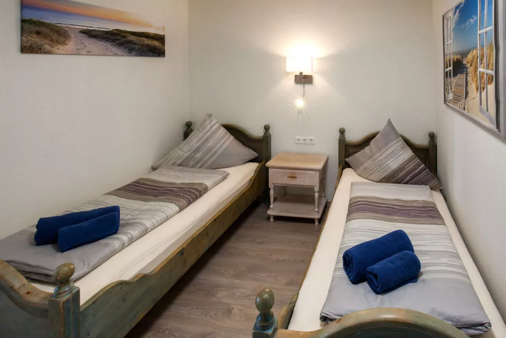 21220-Bedroom