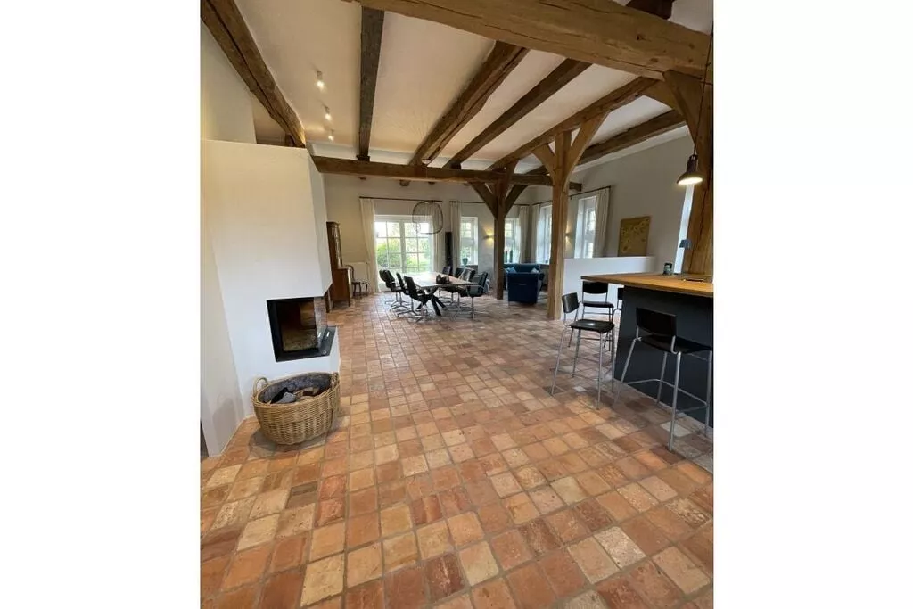 381797-Dining room