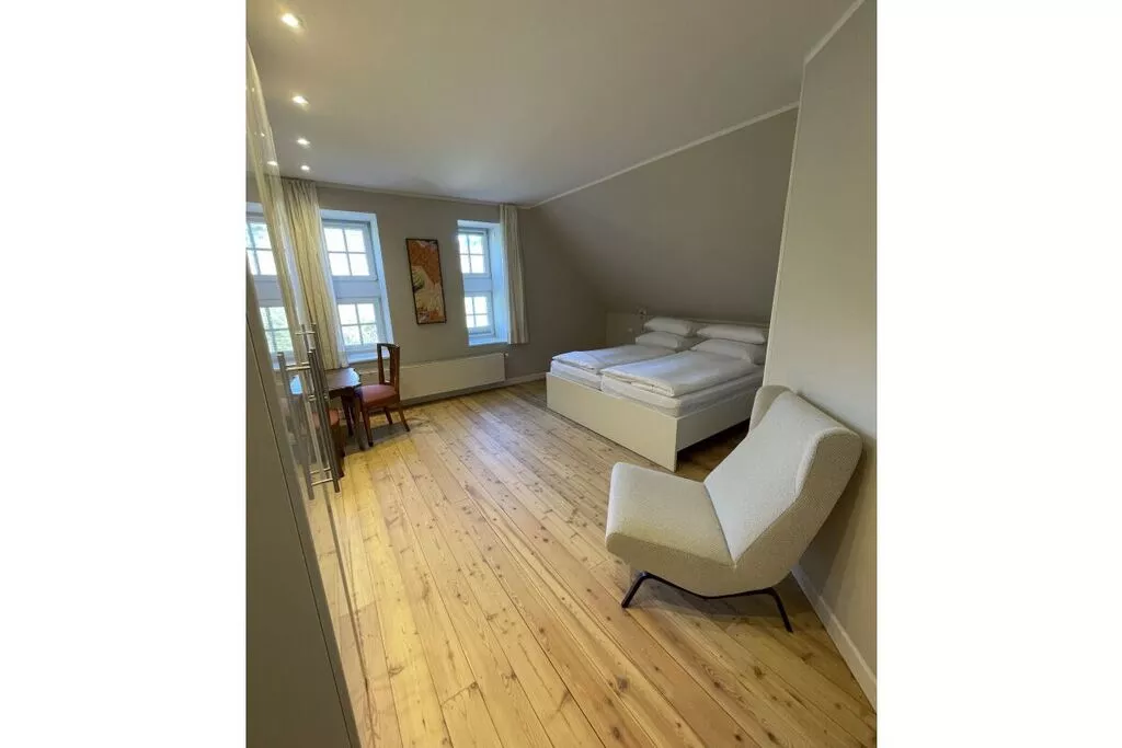 381797-Bedroom