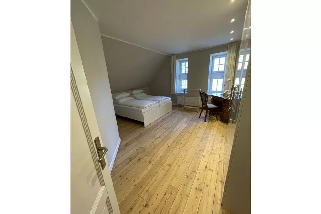 381797-Bedroom