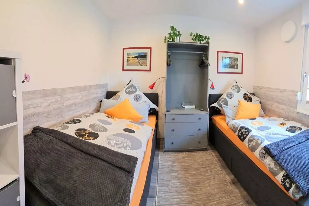 383065-Bedroom