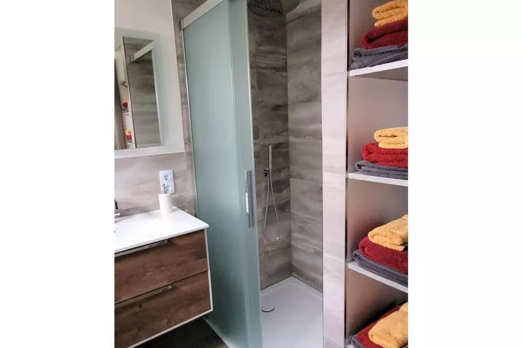 383065-Bathroom