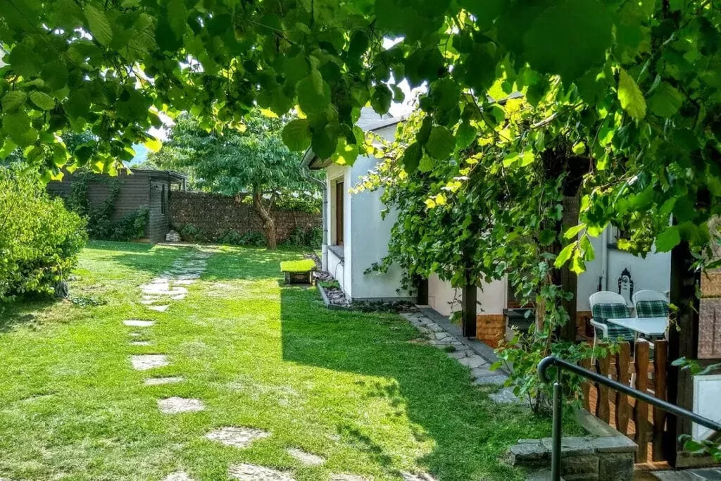 66650-Gardens summer