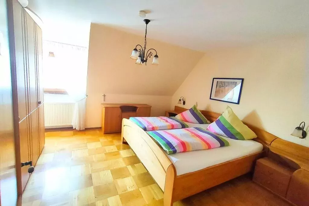 66650-Bedroom