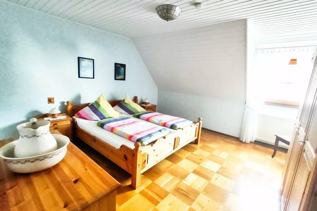 66650-Bedroom
