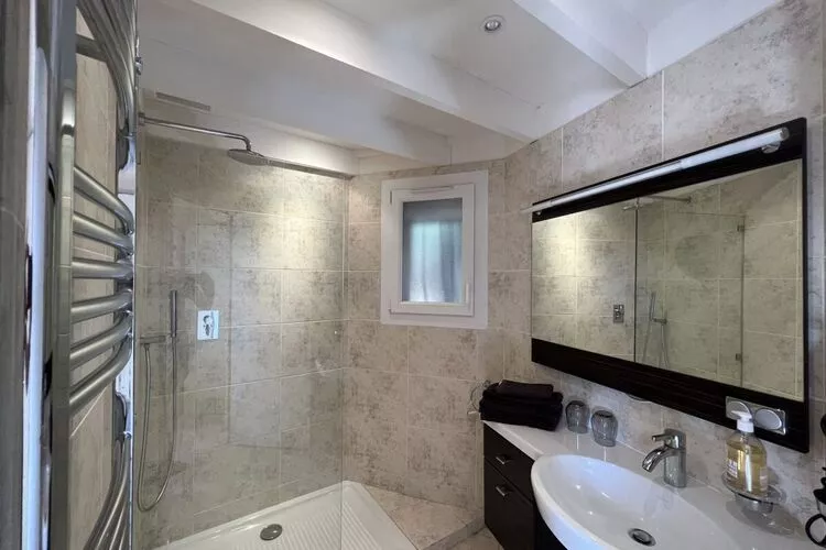 393144-Bathroom