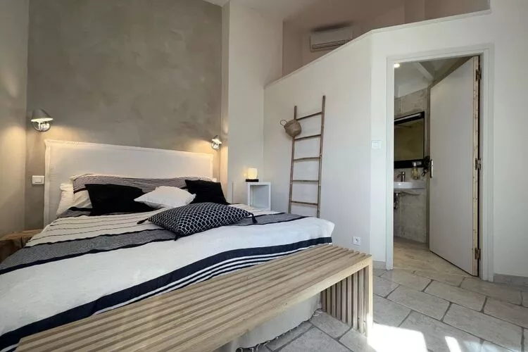 393144-Bathroom