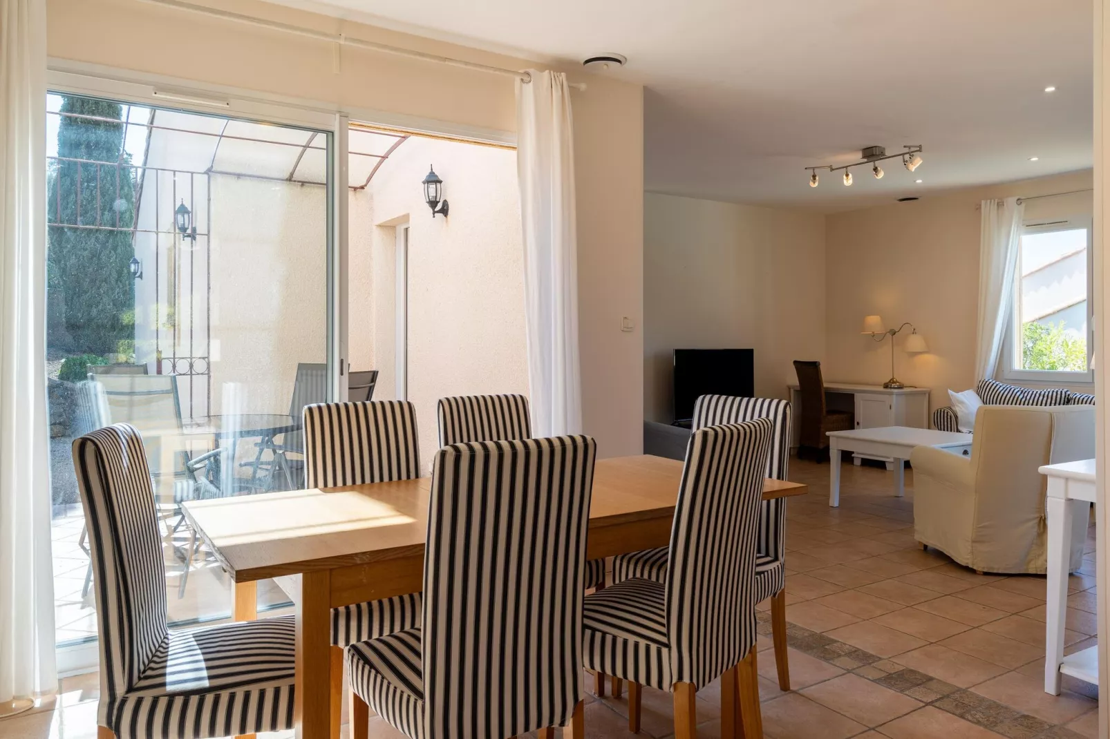 Villa Chardonnay-Dining room