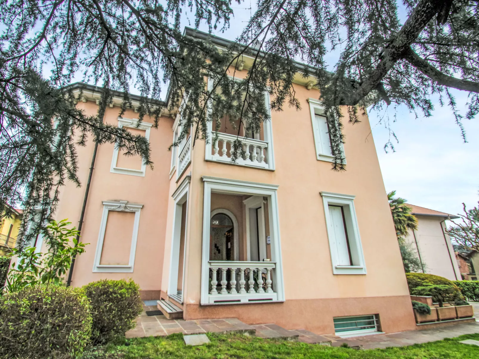 Le Rondini-Outside