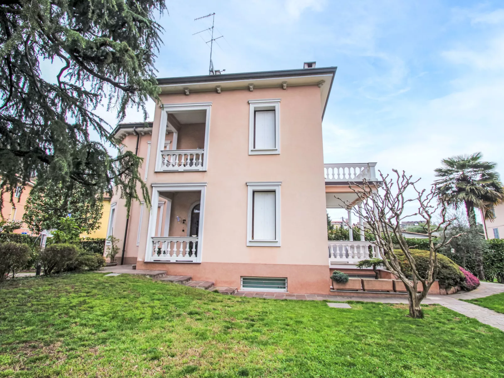Le Rondini-Outside