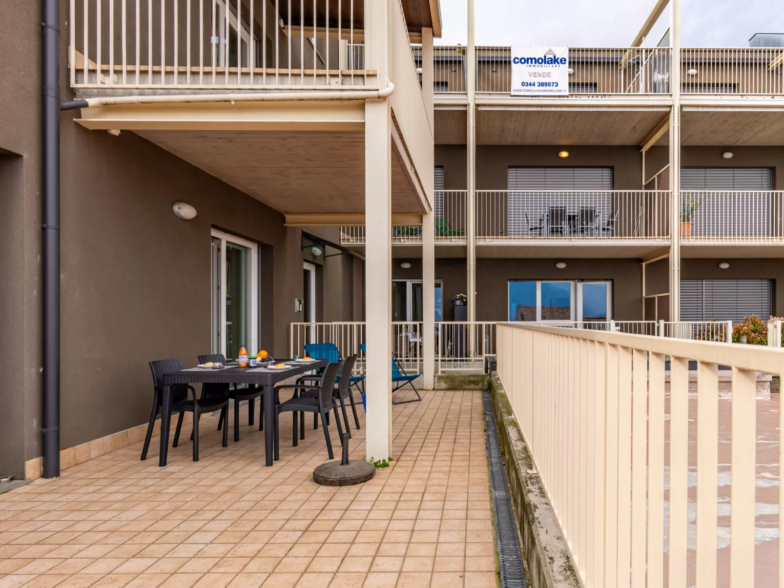 Vista Lago-Outside