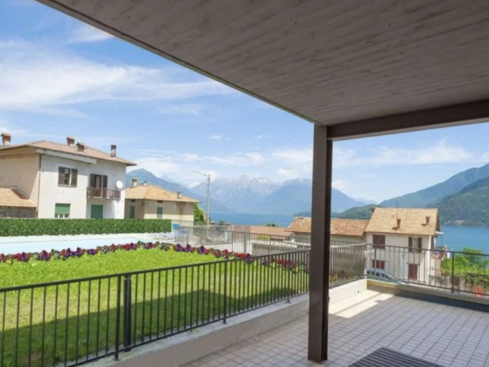 Vista Lago-Outside