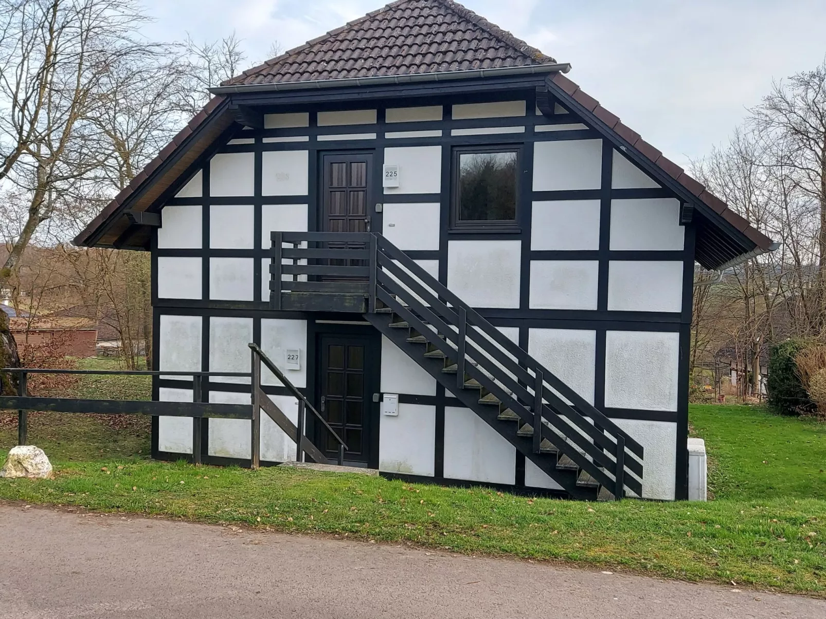 Sternberg 225-Outside