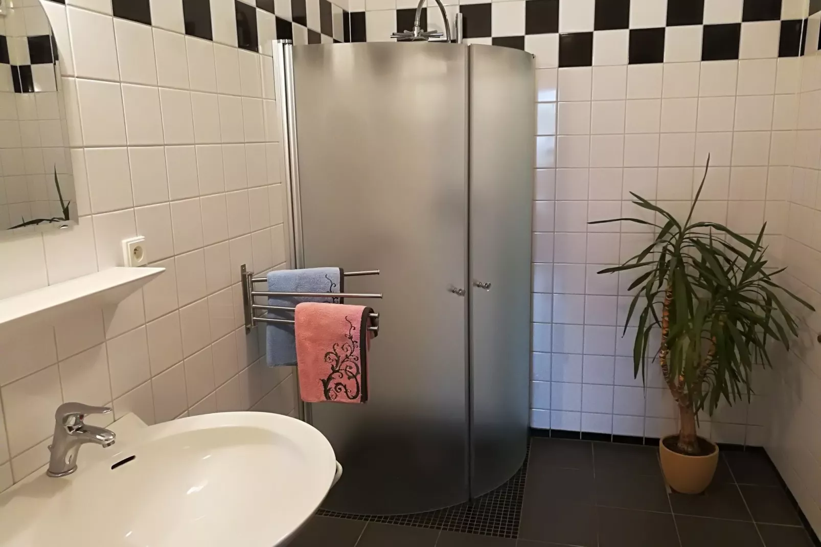 Koruna 12 persoons woning-Bathroom