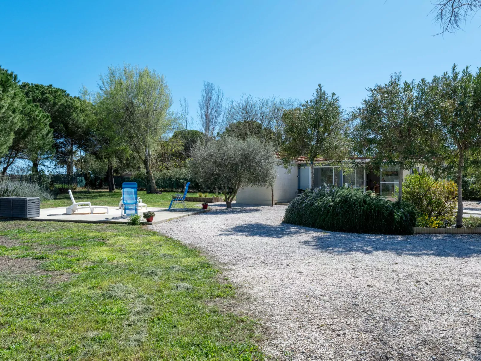 Le bord de l'Etang-Outside