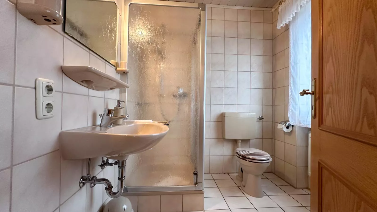 Hermes-Lex-Bathroom