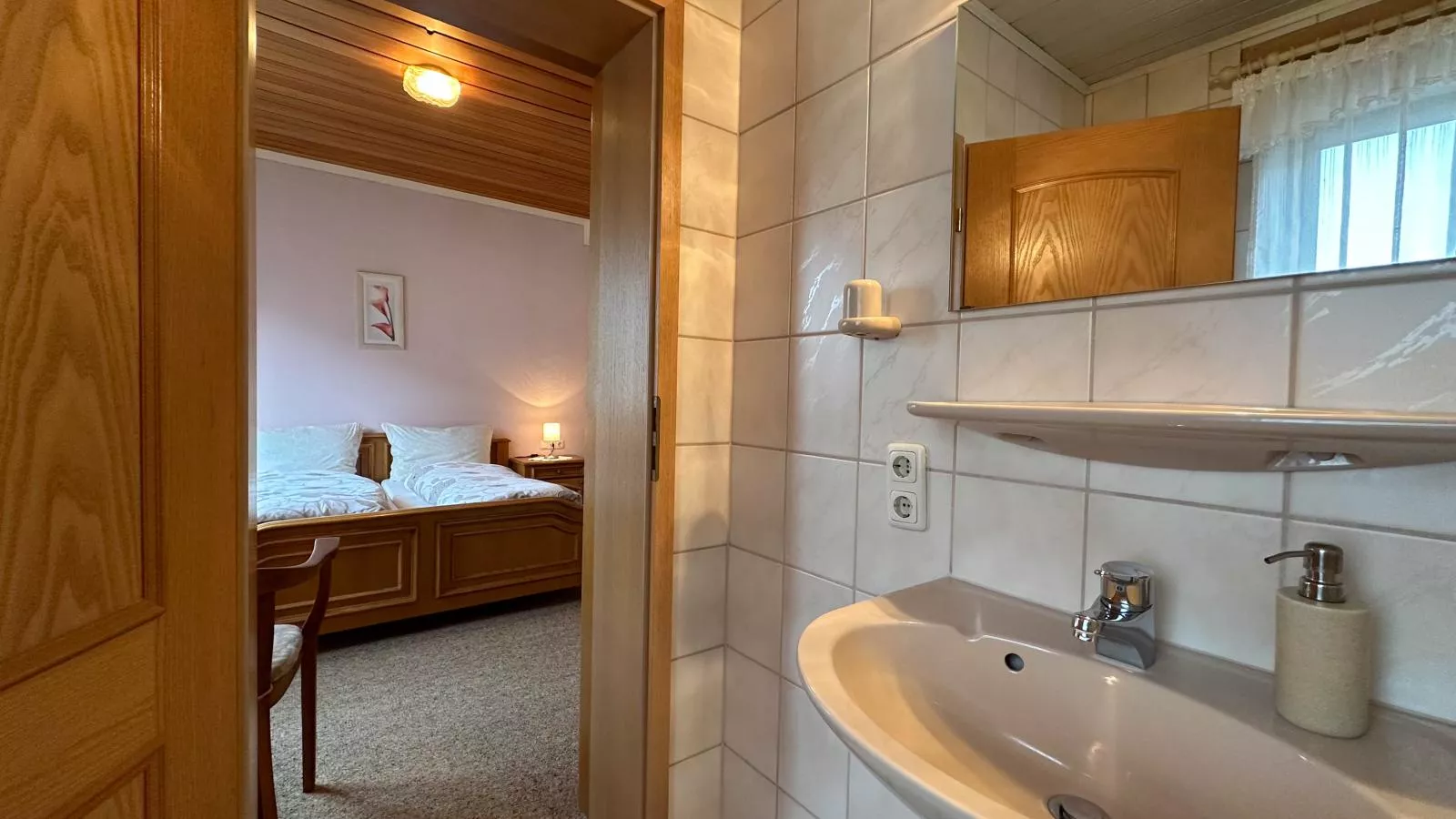 Hermes-Lex-Bathroom