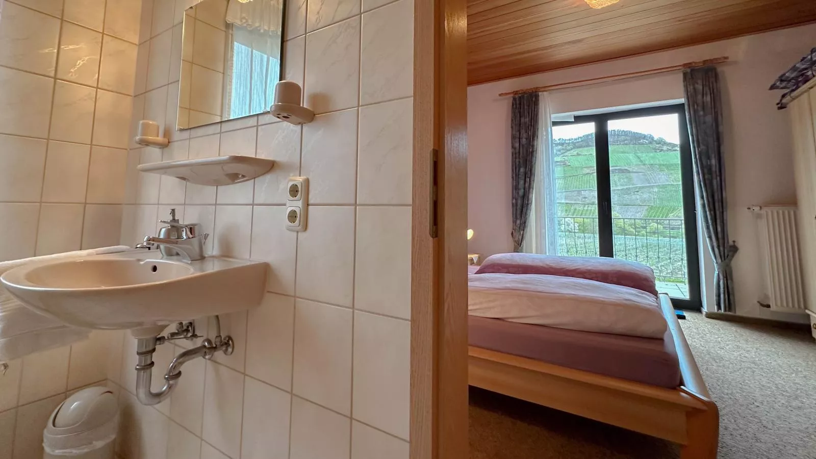 Hermes-Lex-Bedroom