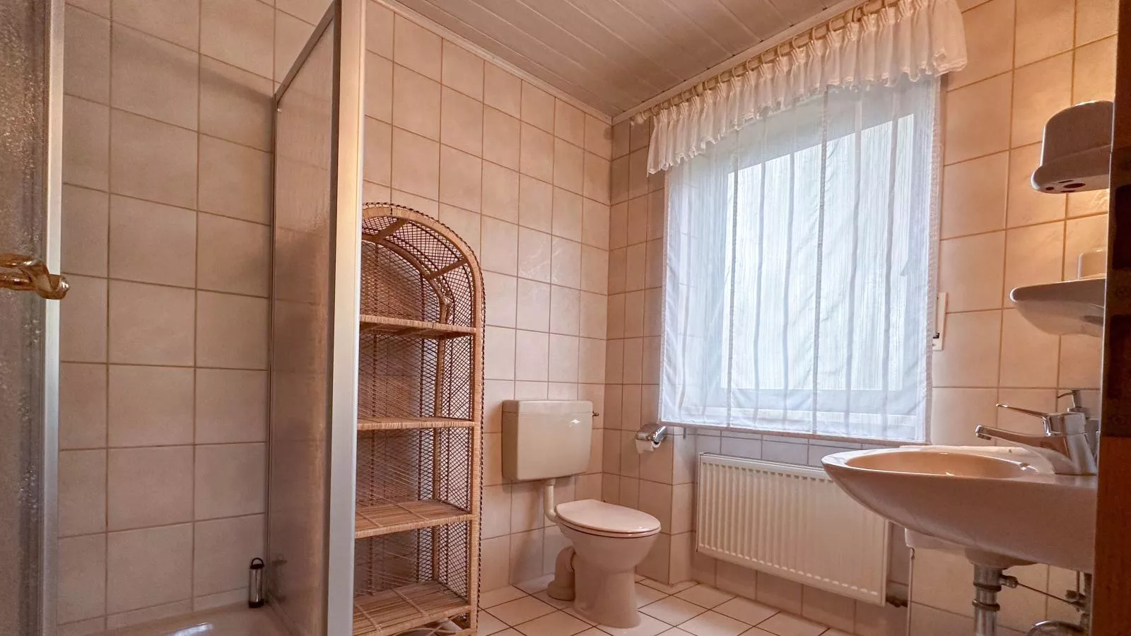 Hermes-Lex-Bathroom