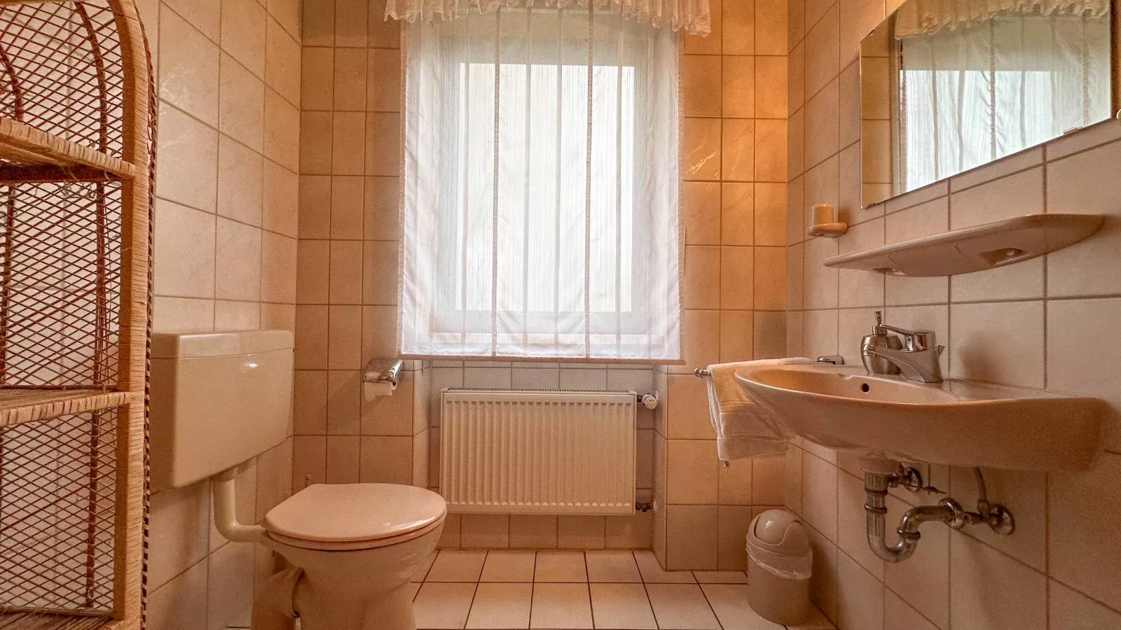 Hermes-Lex-Bathroom
