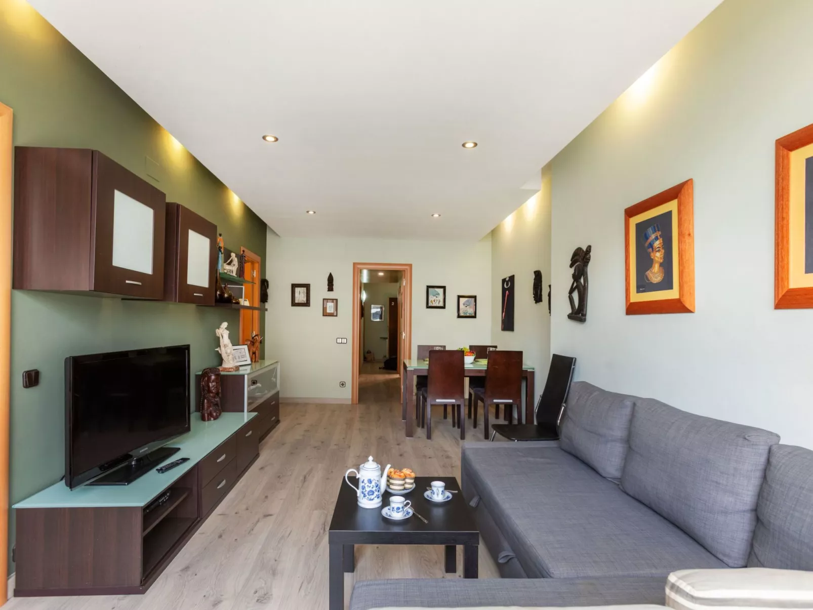 Sants-Montjuic Rambla Badal-Inside