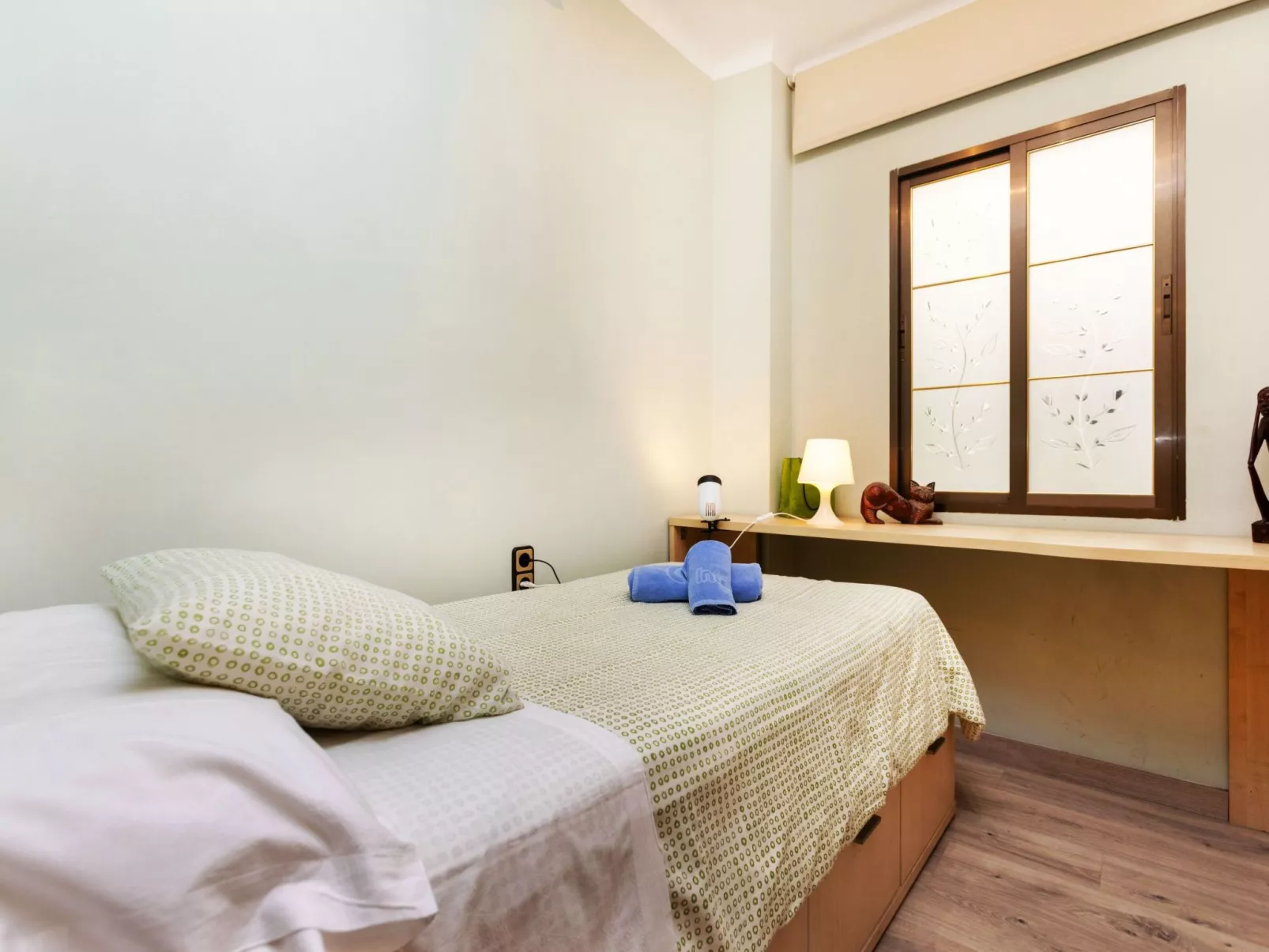 Sants-Montjuic Rambla Badal-Inside