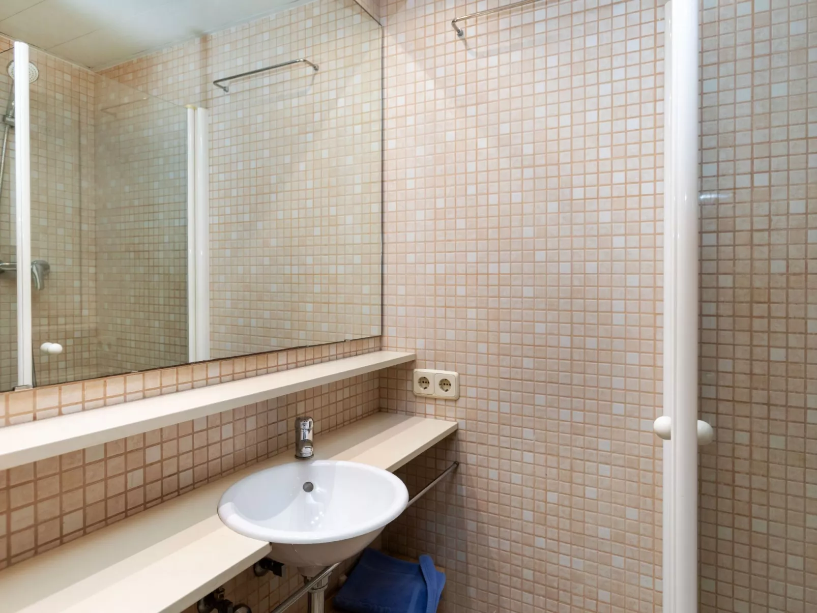 Sants-Montjuic Rambla Badal-Inside