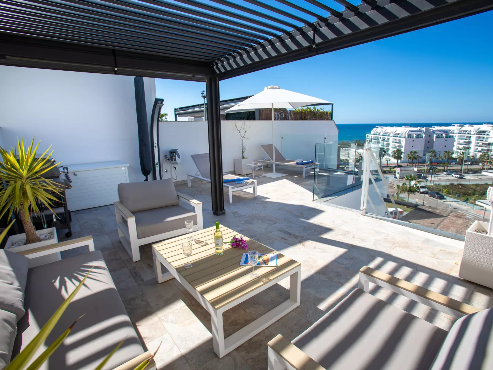 Serenebay Apartment SeaView/Roof Terrace-Draußen