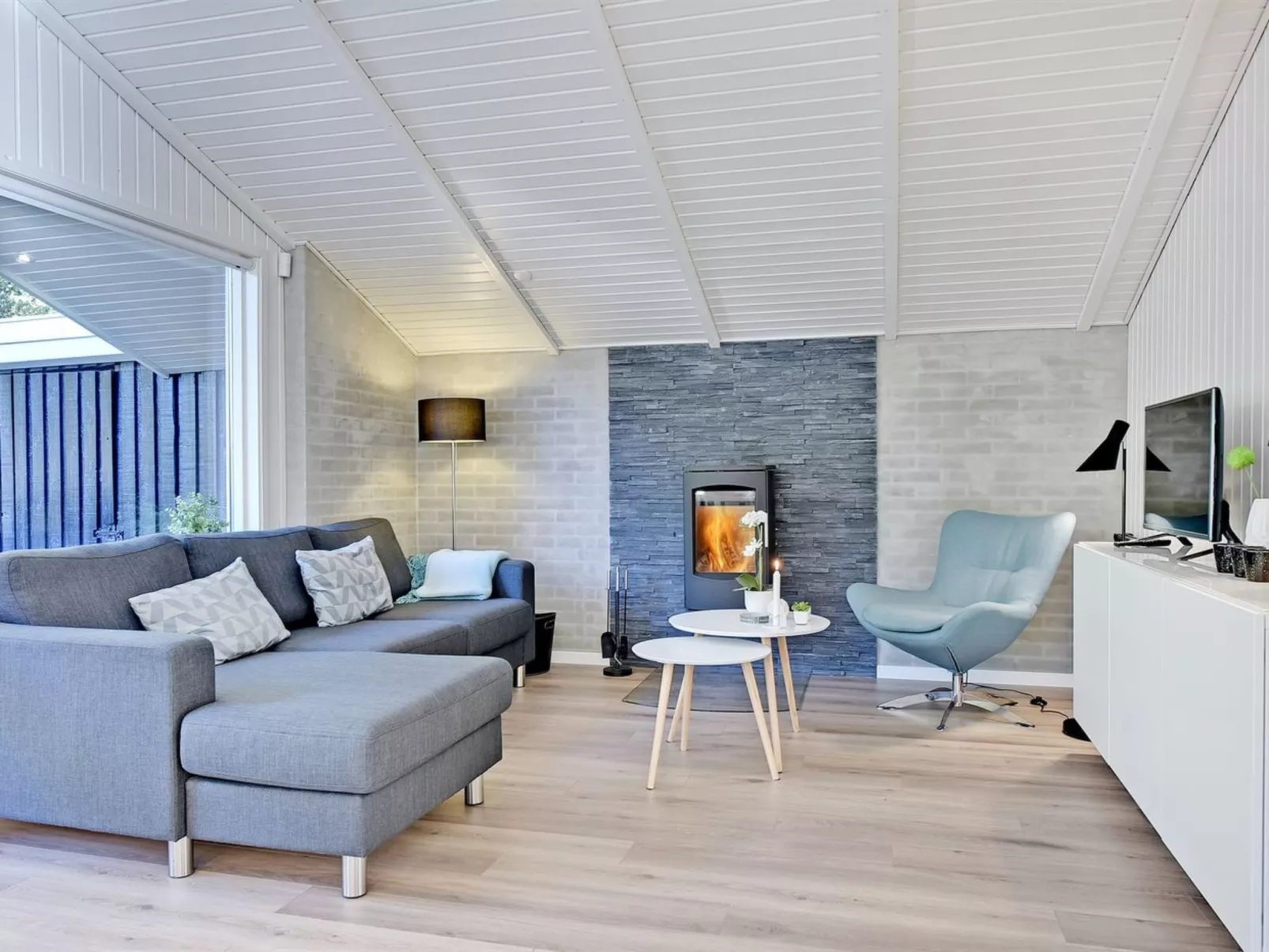 "Eirik" - 2.5km from the sea-Inside