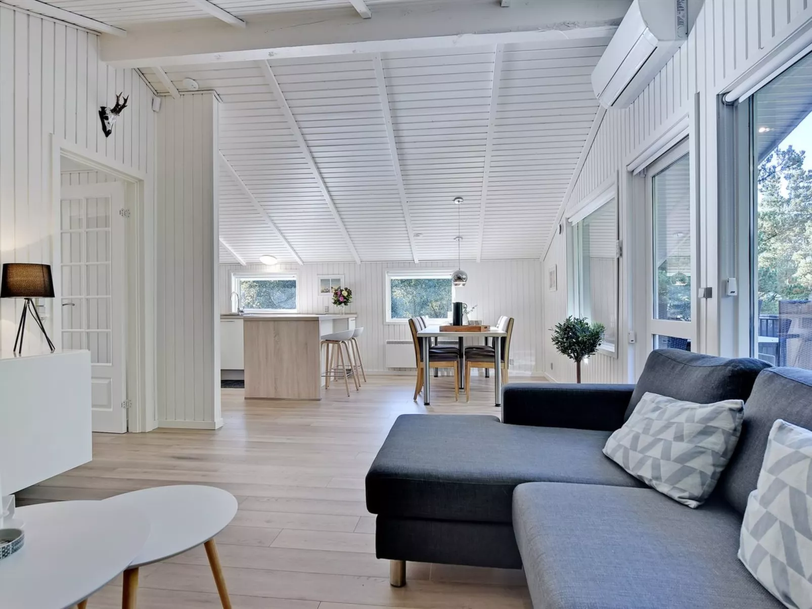 "Eirik" - 2.5km from the sea-Inside
