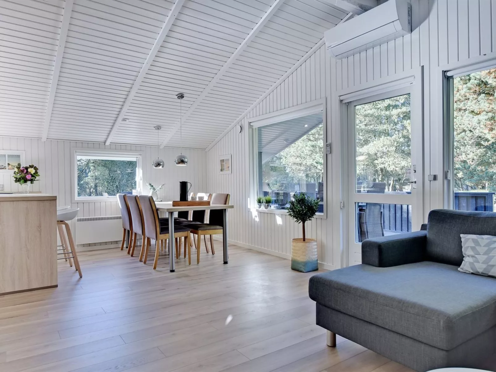 "Eirik" - 2.5km from the sea-Inside