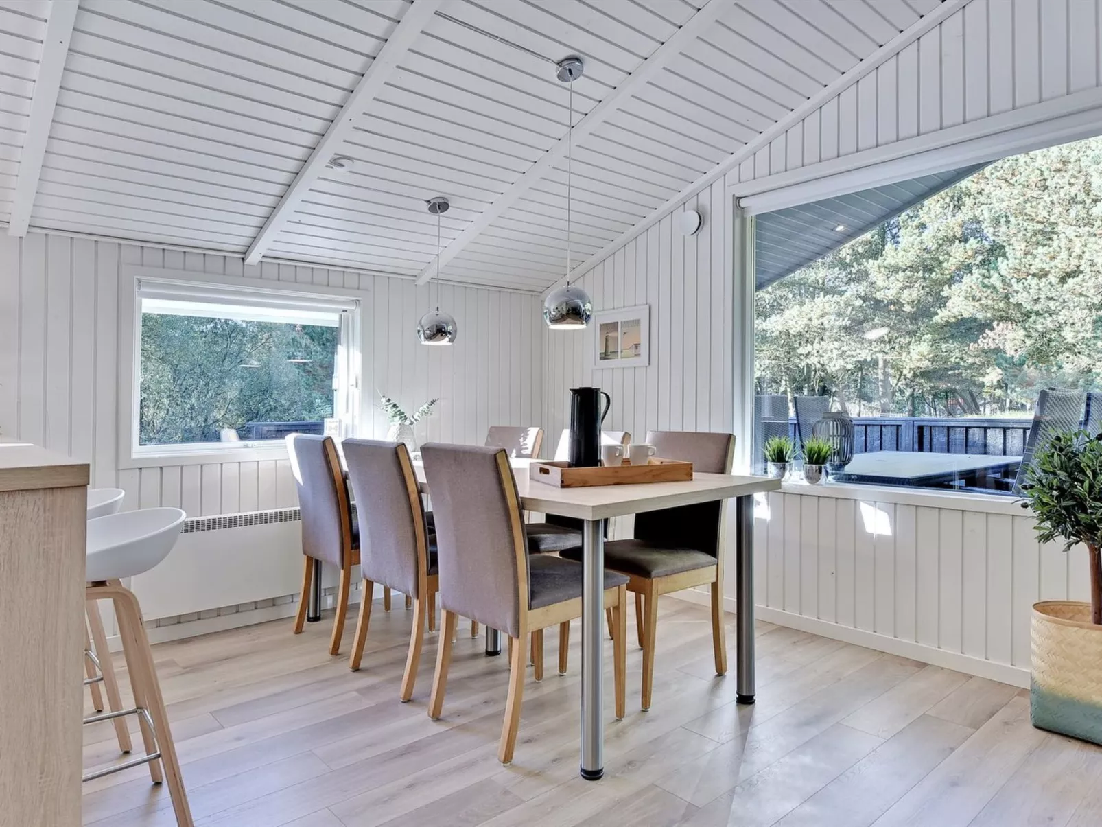 "Eirik" - 2.5km from the sea-Inside