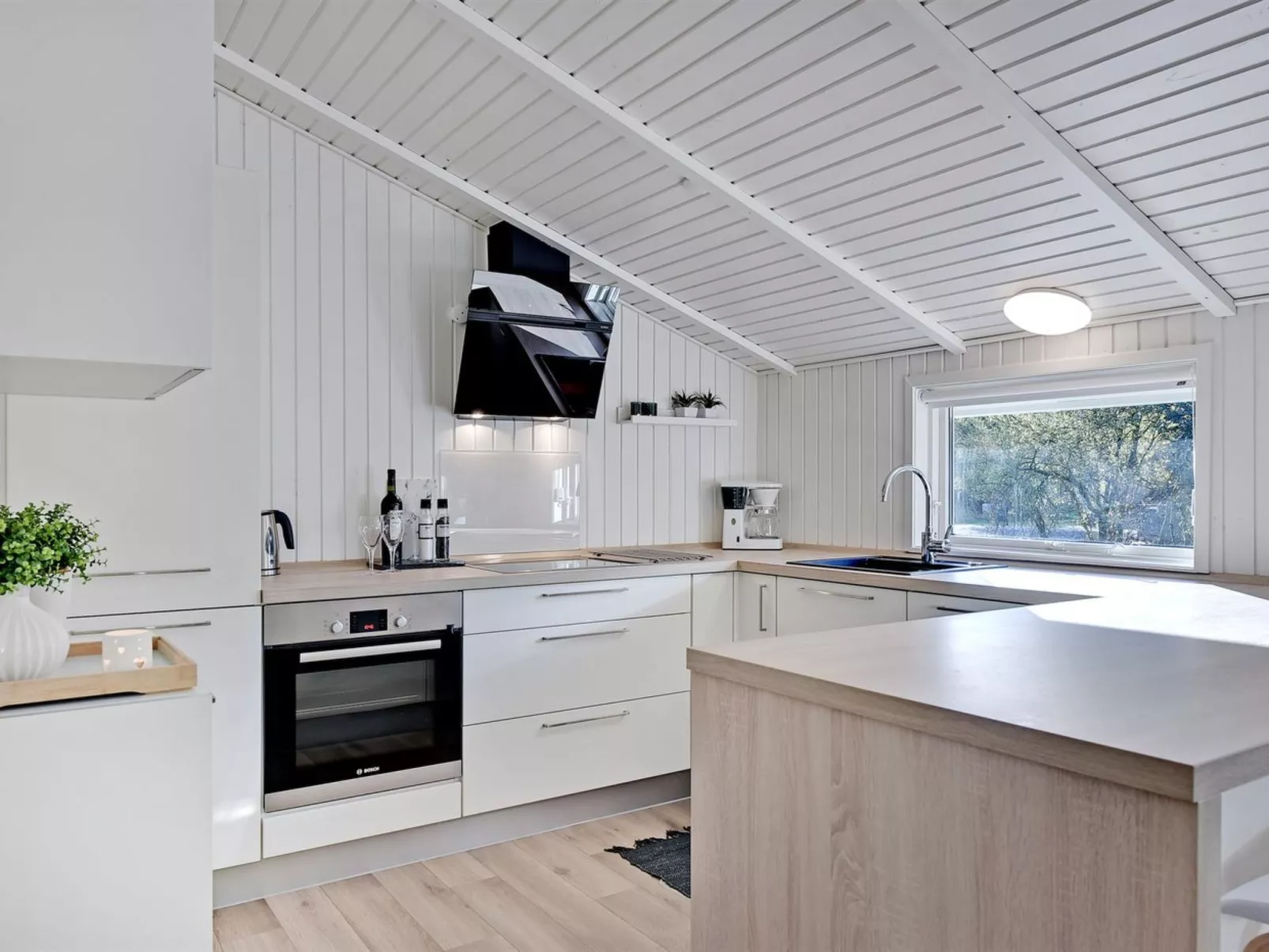 "Eirik" - 2.5km from the sea-Inside