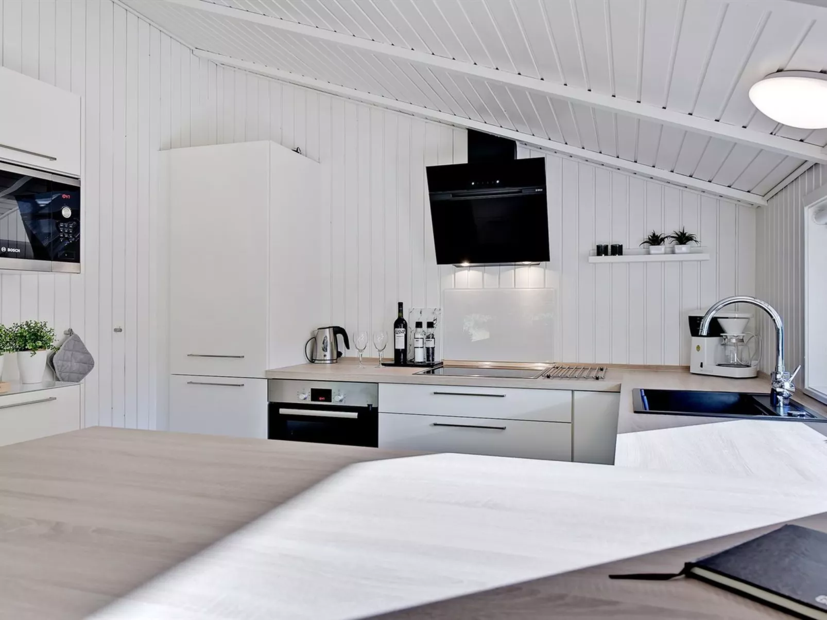 "Eirik" - 2.5km from the sea-Inside