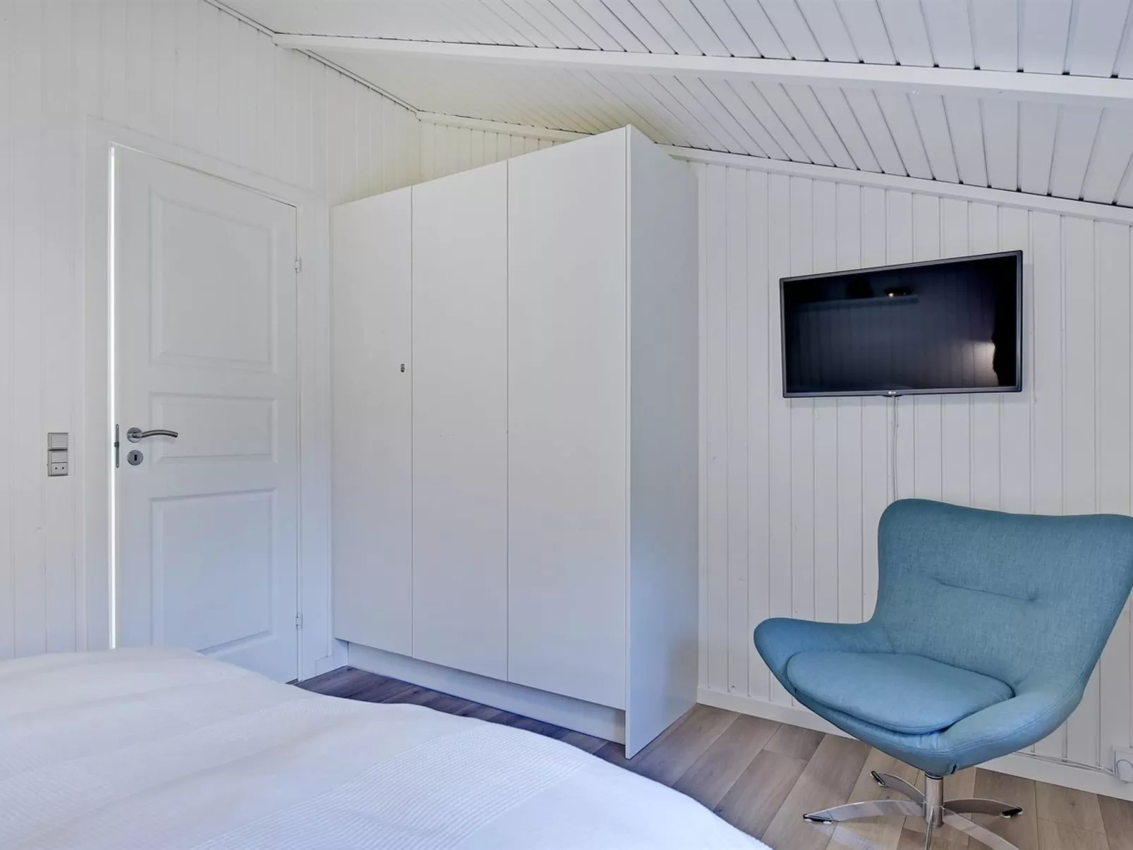 "Eirik" - 2.5km from the sea-Inside