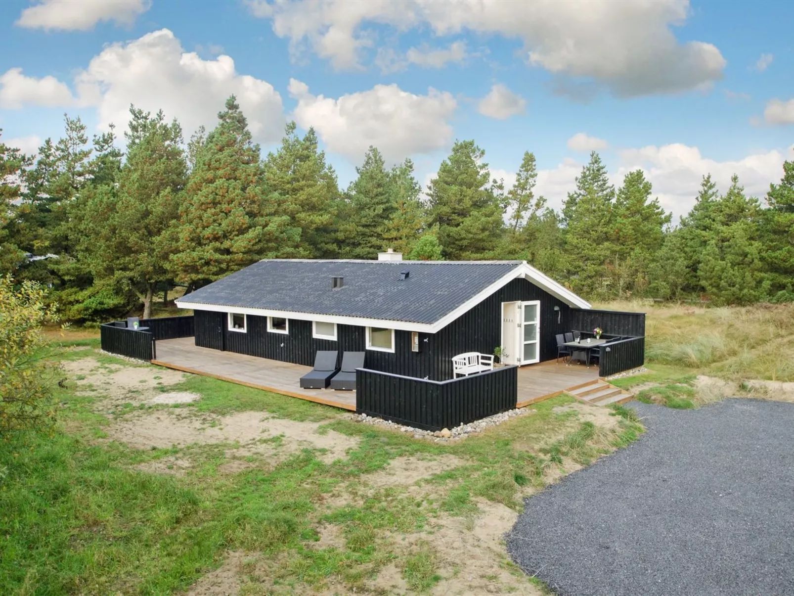 "Eirik" - 2.5km from the sea-Outside