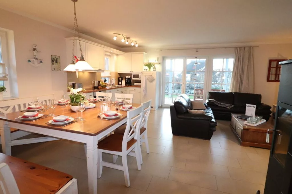 382083-Esszimmer