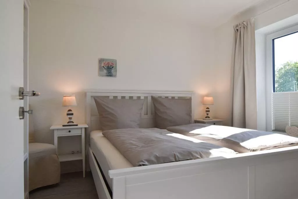 381097-Bedroom