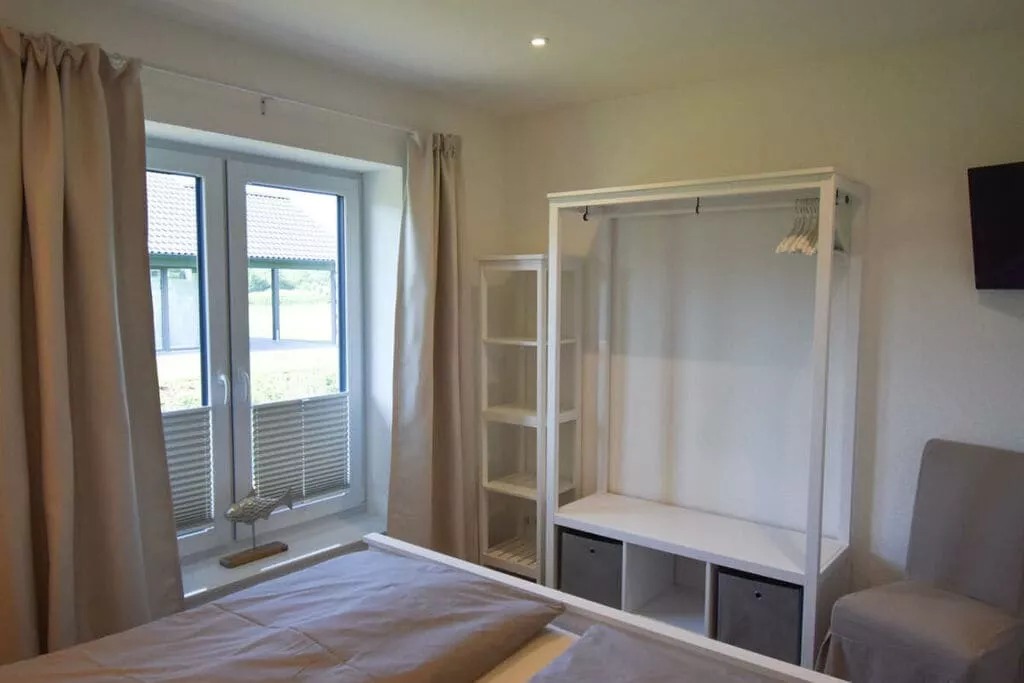 381097-Bedroom