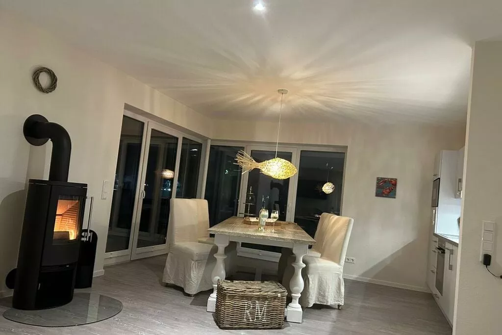 381094-Dining room